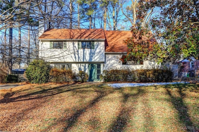 view of front facade with a front lawn