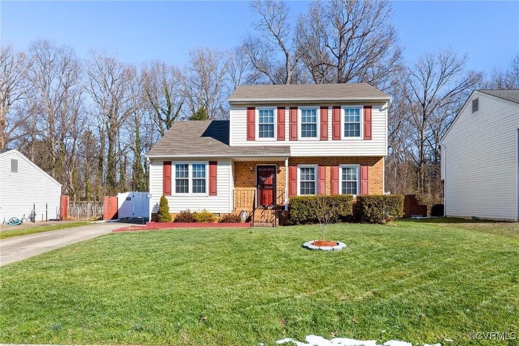 view of front facade featuring a front yard