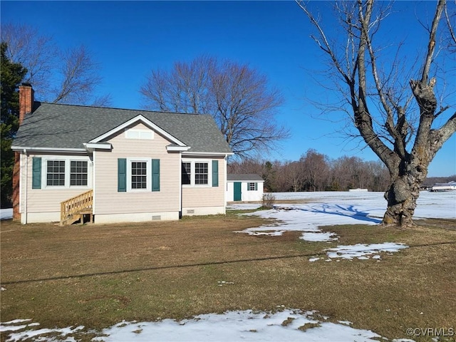 view of front of property featuring a lawn