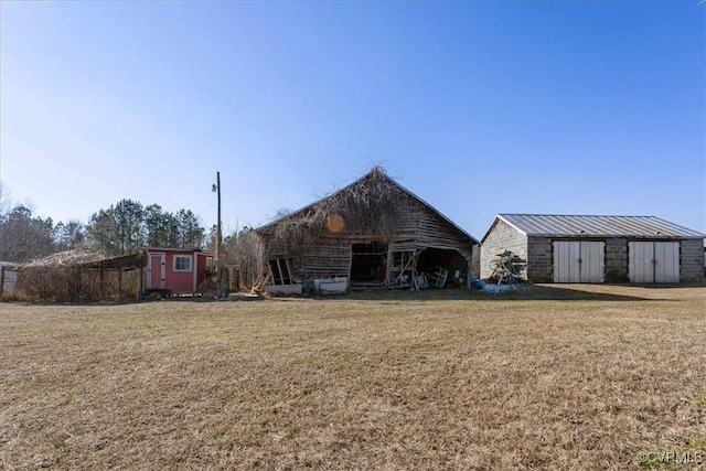 view of yard with a shed