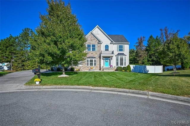 view of front of property featuring a front lawn