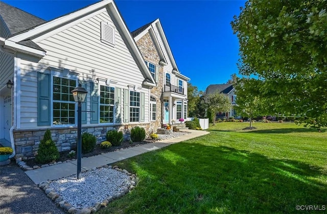 back of house featuring a lawn