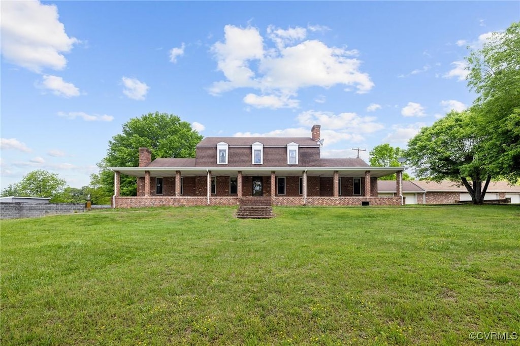 farmhouse-style home featuring a front lawn