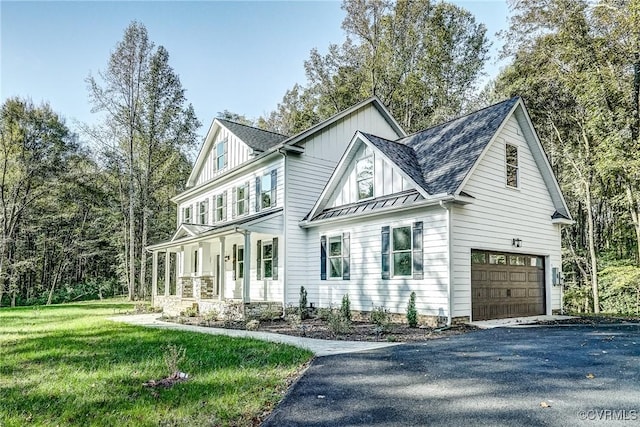 view of front of house with covered porch and a front lawn