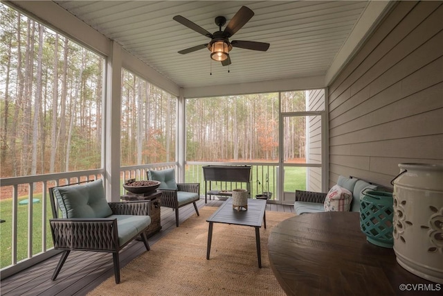 sunroom with ceiling fan