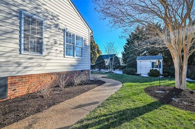 view of yard featuring a storage shed