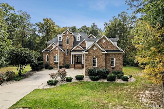 craftsman inspired home featuring a front yard