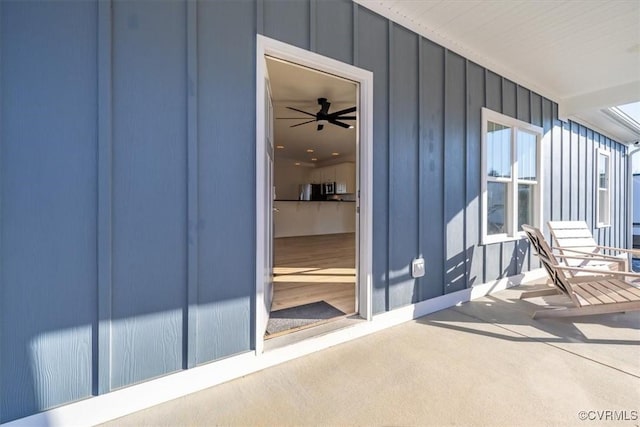 entrance to property featuring a porch