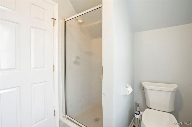 bathroom with an enclosed shower, lofted ceiling, and toilet