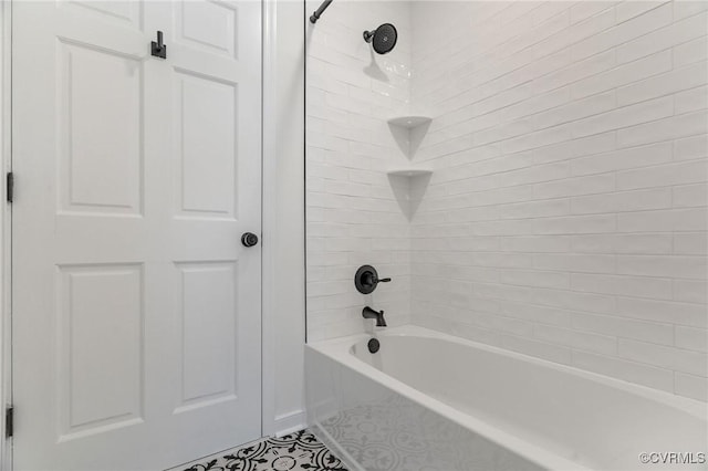 bathroom featuring tiled shower / bath combo