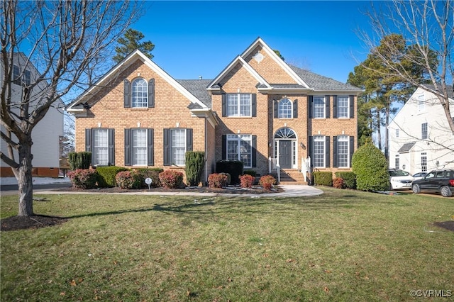 colonial home featuring a front lawn