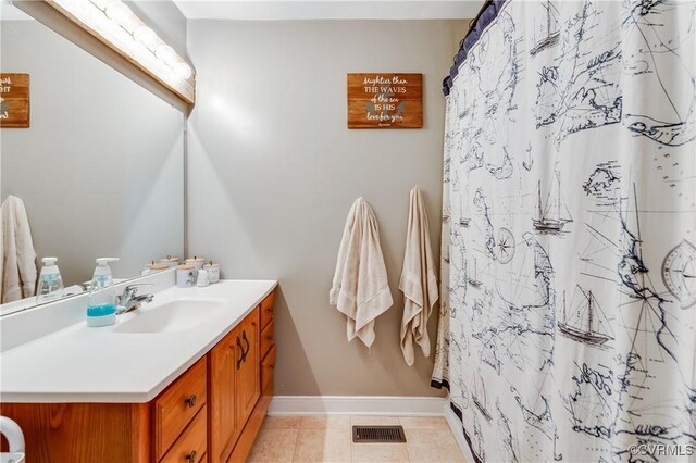 bathroom with a shower with shower curtain and vanity