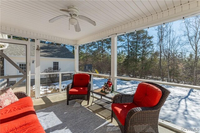 sunroom / solarium featuring ceiling fan