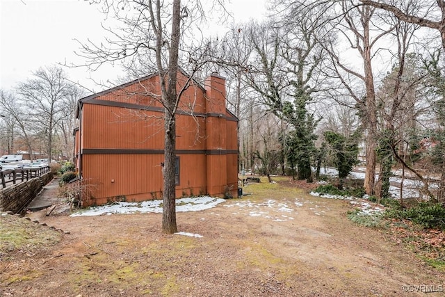 view of yard with an outbuilding