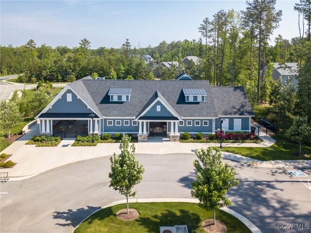 view of front of house featuring a front yard