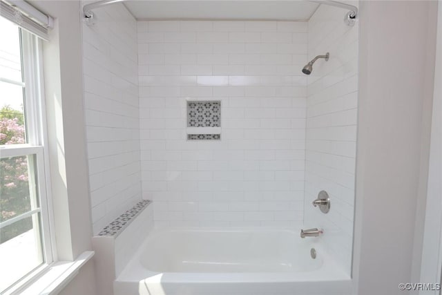 bathroom with tiled shower / bath combo