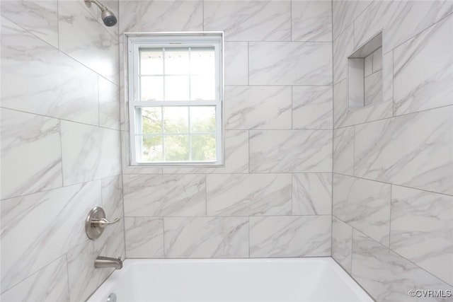 bathroom with tiled shower / bath combo