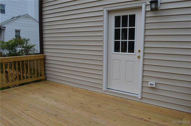 property entrance featuring a wooden deck