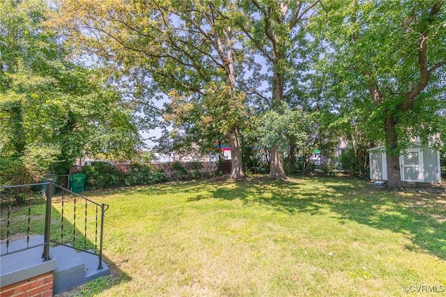 view of yard featuring a storage shed