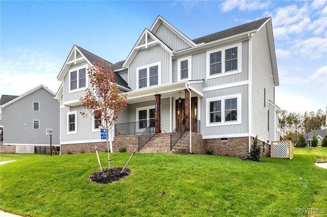 craftsman house featuring covered porch and a front lawn