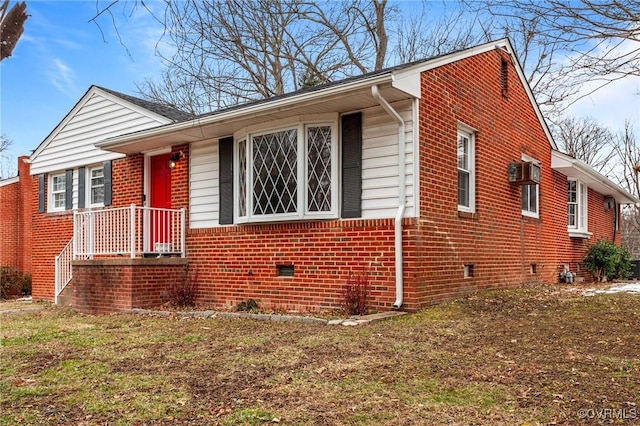 view of front of house featuring a front lawn