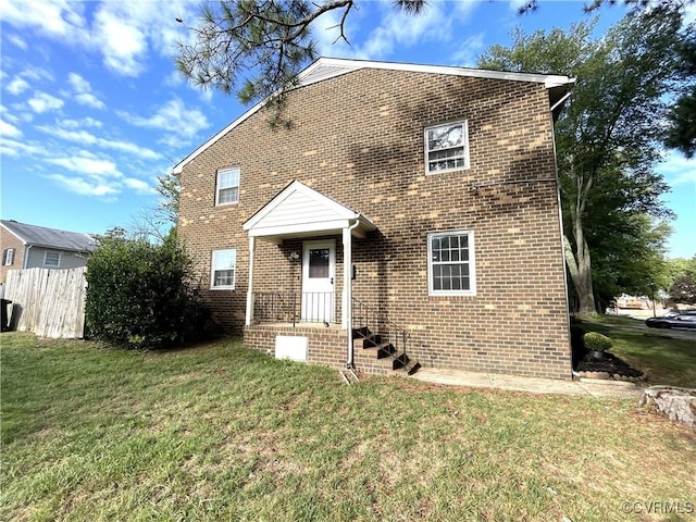 view of front of property featuring a front lawn