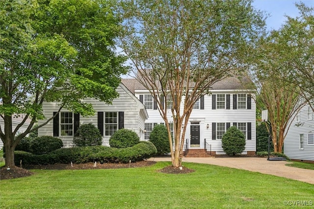 view of front of home featuring a front lawn