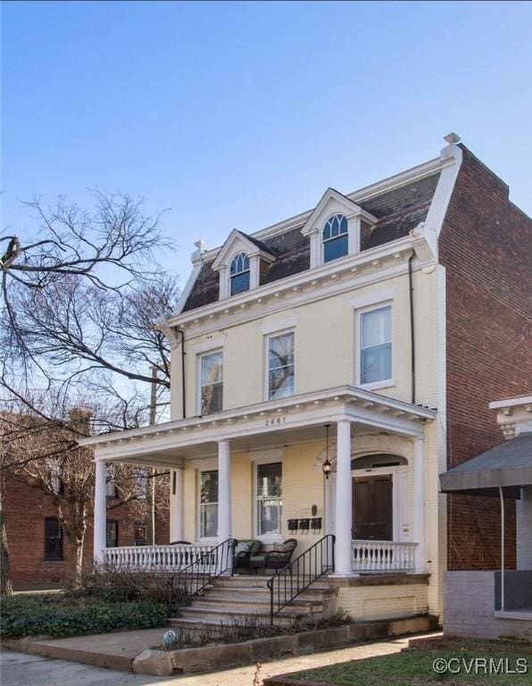 view of front of property featuring a porch