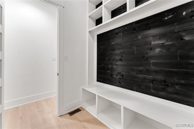 mudroom with visible vents, light wood-style flooring, and baseboards