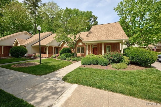 view of front of property featuring a front yard