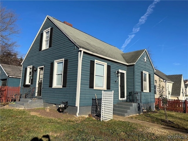 view of front of property featuring a front yard