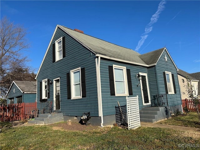 view of front of house with a front lawn