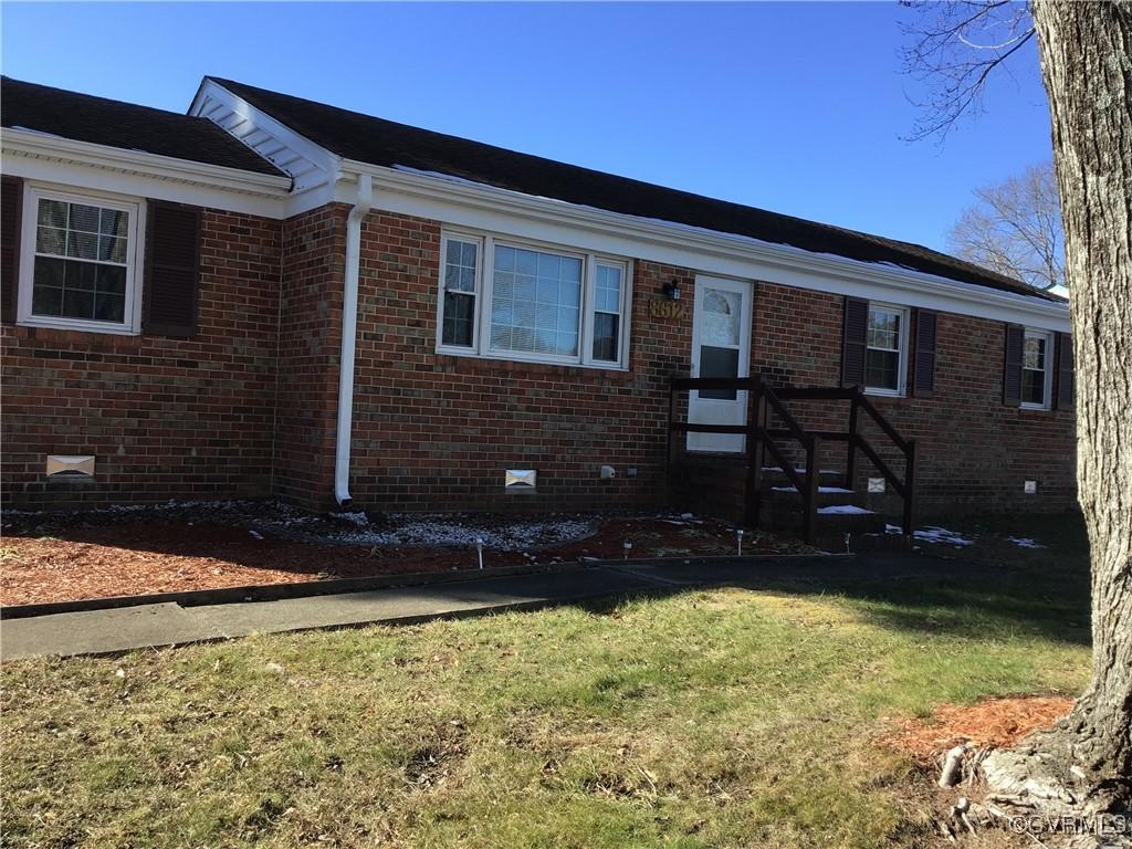 view of front of house featuring a front yard