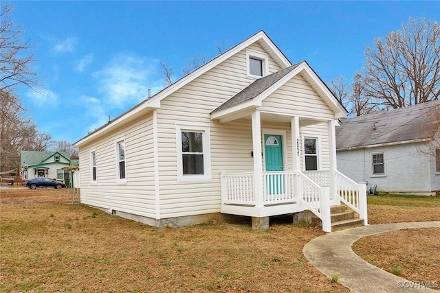 view of front of property featuring a front yard