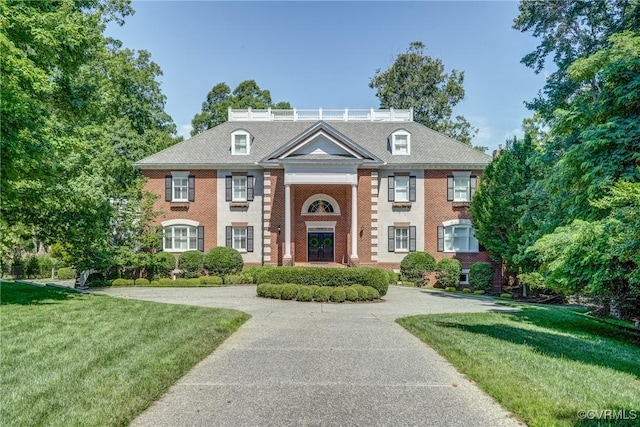 view of front facade featuring a front yard