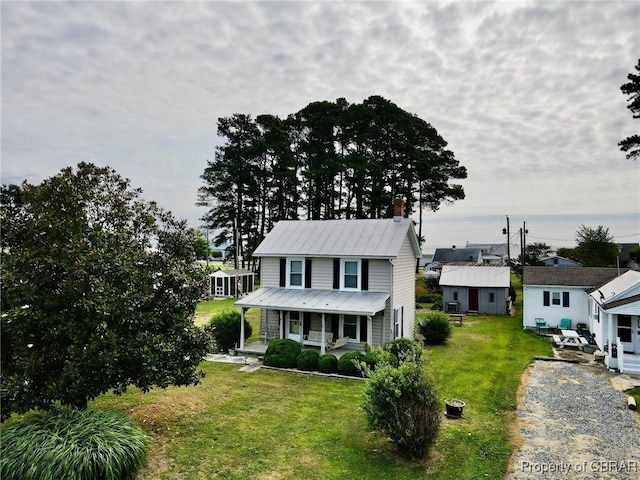 view of front facade featuring covered porch and a front lawn