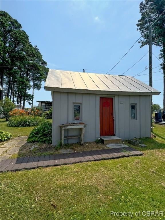 view of outdoor structure featuring a lawn