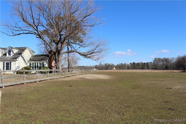 view of yard featuring a rural view