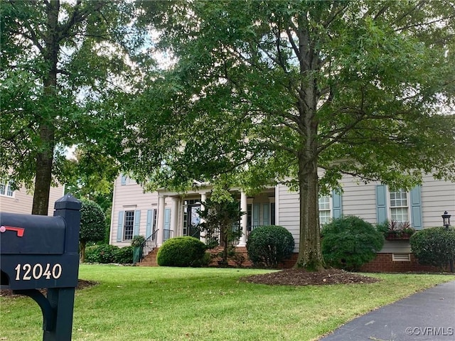 view of front facade with a front yard