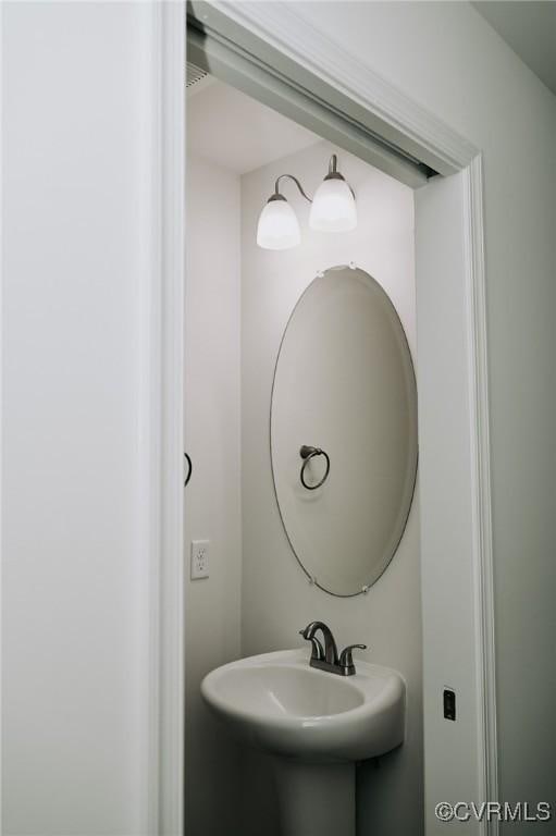 bathroom featuring sink