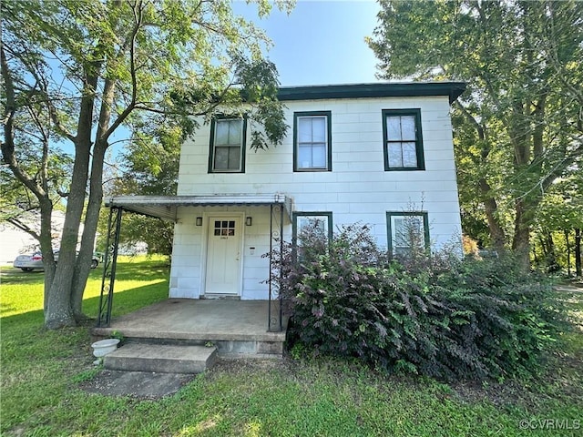 view of front of home featuring a front lawn