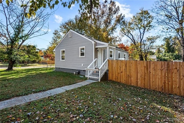 view of front of property featuring a front yard