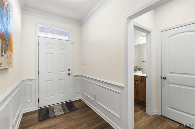 foyer featuring sink, ornamental molding, and dark hardwood / wood-style floors