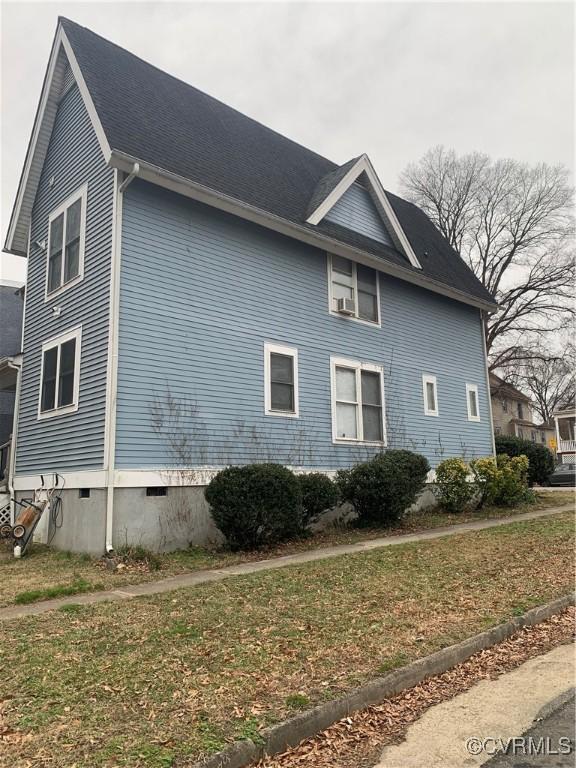 view of side of property featuring a lawn