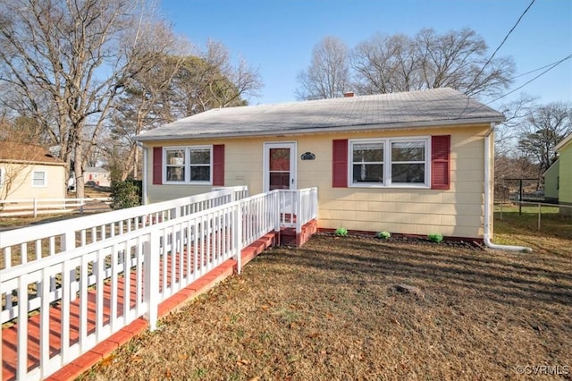 view of front of house featuring a front yard