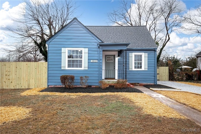 bungalow featuring a front lawn