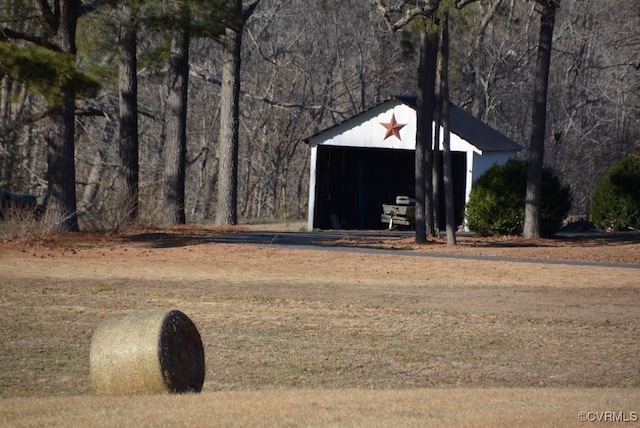 view of yard with an outdoor structure