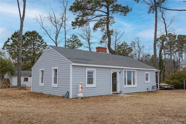 view of front of home featuring a front lawn