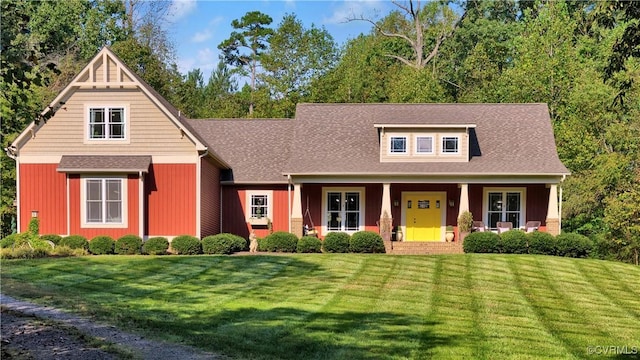 view of front facade featuring a front lawn and roof with shingles