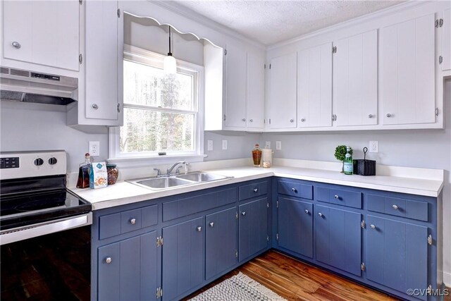 kitchen with a textured ceiling, stainless steel electric range oven, hanging light fixtures, sink, and dark wood-type flooring